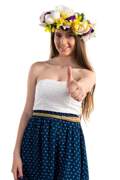 Dívka s korunou květin s palcem nahoru — Stock fotografie