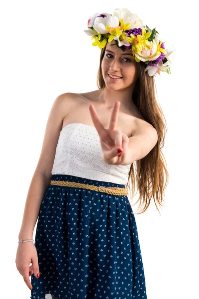 Chica con corona de flores haciendo gesto de victoria — Foto de Stock