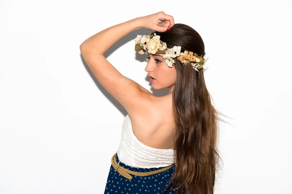 Model vrouw met kroon van bloemen — Stockfoto