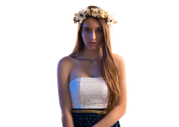 Model vrouw met kroon van bloemen — Stockfoto