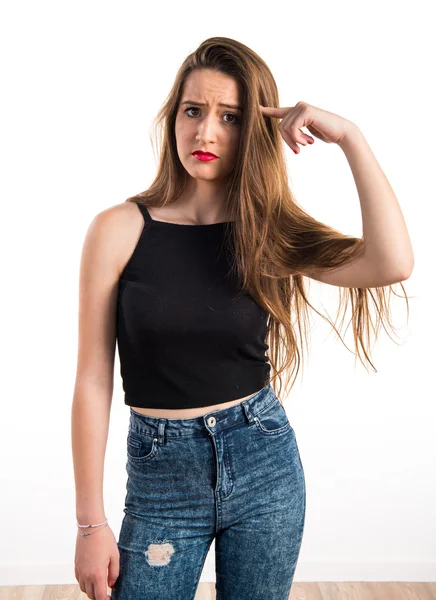 Genç kız deli jest yapıyor