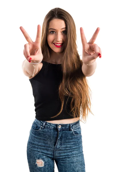 Genç kız zafer jest yapıyor