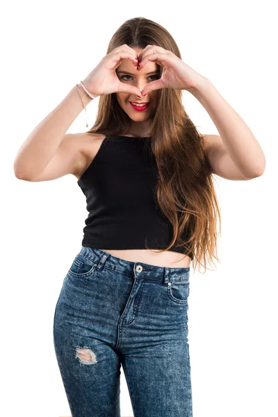 Genç kız elleri ile bir kalp yapma