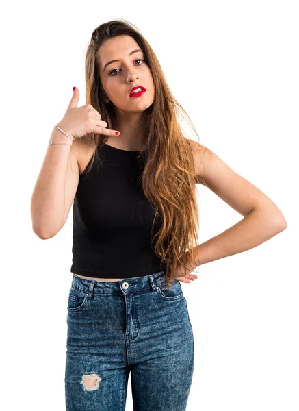 Chica joven haciendo gesto de teléfono —  Fotos de Stock