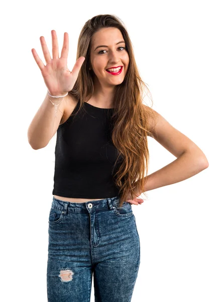 Genç kız beş sayma