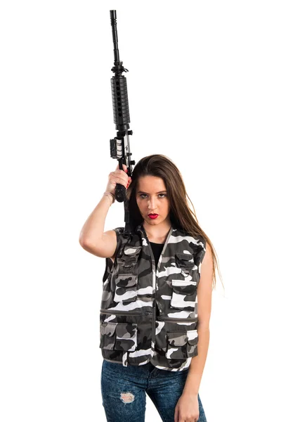 Jovencita sosteniendo un rifle — Foto de Stock