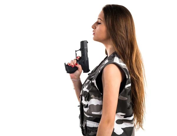 Ung flicka håller en pistol — Stockfoto