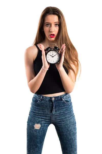 Молода дівчина тримає старовинний годинник — стокове фото