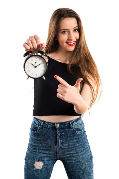 Chica joven sosteniendo reloj vintage — Foto de Stock