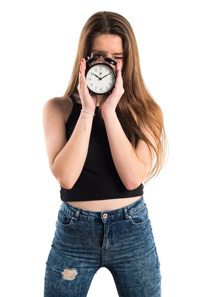 Chica joven sosteniendo reloj vintage — Foto de Stock