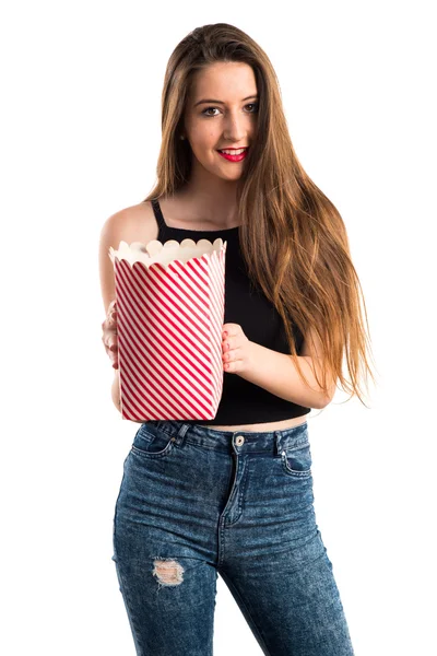 Genç kız popcorns yeme