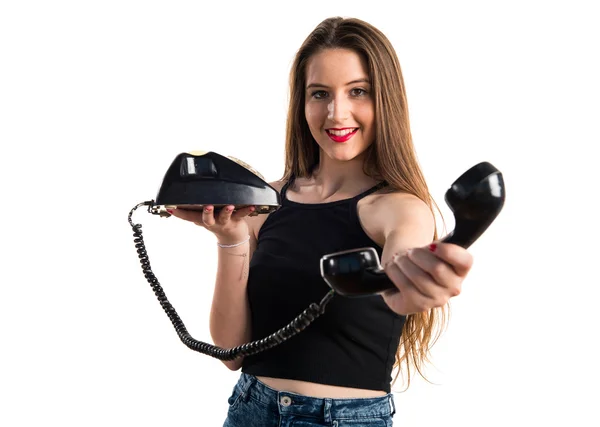Menina jovem falando com o telefone vintage — Fotografia de Stock