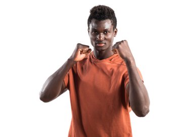 Bir yumruk veren güçlü siyah adam