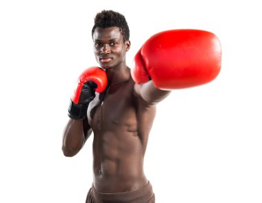 Boks eldivenli yakışıklı bir zenci.