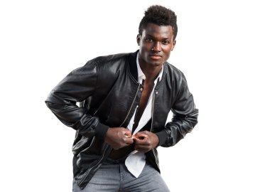 Siyah adamla yakışıklı deri ceket