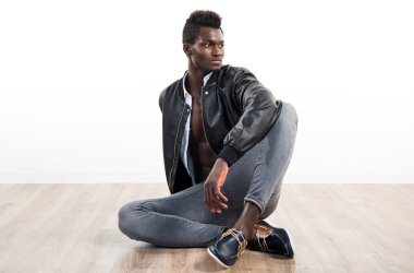 Siyah adamla yakışıklı deri ceket