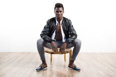 Siyah adamla yakışıklı deri ceket