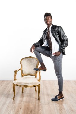 Siyah adamla yakışıklı deri ceket