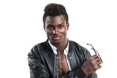 Studio poz gözlüklü yakışıklı siyah adam