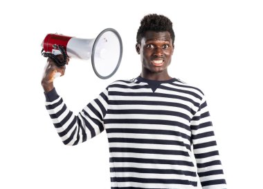 Siyah adam tarafından megafon bağırarak