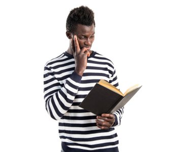 Yakışıklı siyah adam okuma kitabı