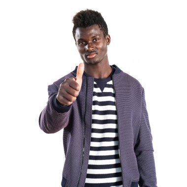 Başparmak ile yakışıklı siyah adam