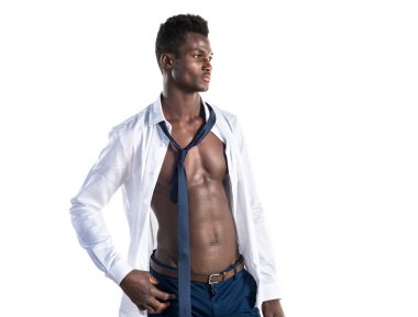 Atletik vücut yakışıklı siyah adam