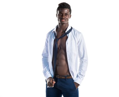 Atletik vücut yakışıklı siyah adam