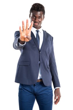 Yakışıklı siyah adam dört sayma