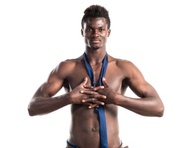 Atletik vücut poz ile yakışıklı zenci