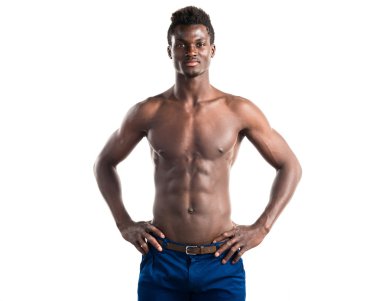 Atletik vücut poz ile yakışıklı zenci