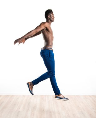 Atlama yakışıklı zenci