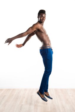 Atlama yakışıklı zenci