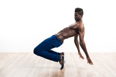 Yakışıklı siyah adam dans ediyor.