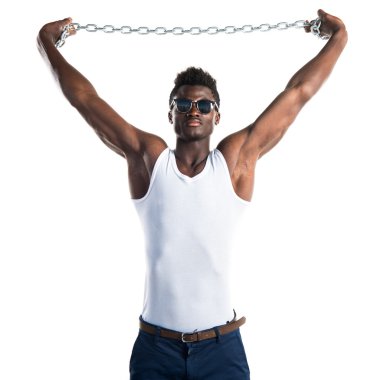 Yakışıklı siyah adam güneş gözlüğü ve zincirler