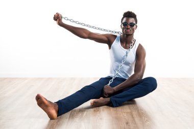 Yakışıklı adam güneş gözlüğü ve zincirler