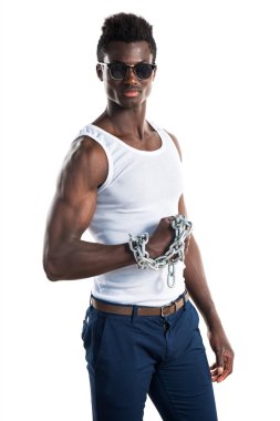 Yakışıklı adam güneş gözlüğü ve zincirler