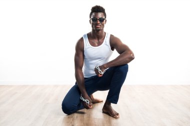 Yakışıklı adam güneş gözlüğü ve zincirler