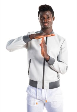 Siyah adam saat hareketi yapma