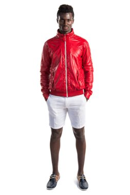 Kırmızı deri ceket siyah adam