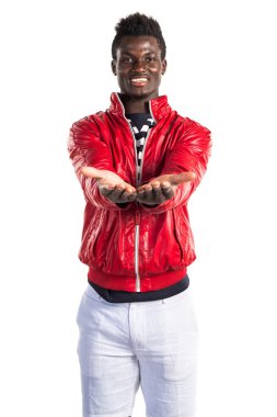 Bir şey tutan yakışıklı zenci