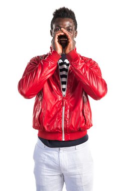 Bağırarak yakışıklı zenci