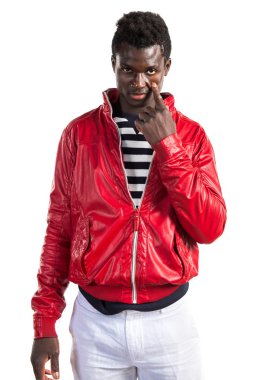 Yakışıklı siyah adam bir şeyler gösteriyor