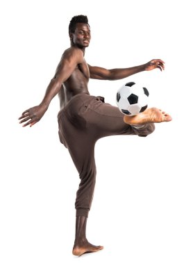 siyah adam futbol oynama