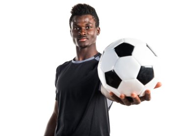 siyah adam futbol oynama