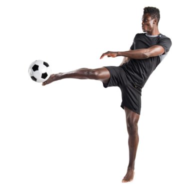 siyah adam futbol oynama