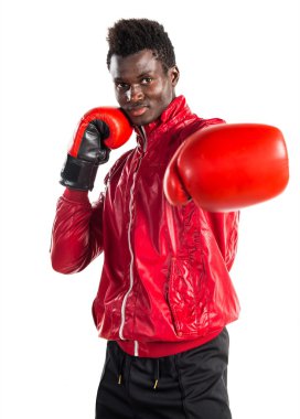 Boks eldivenleri ile siyah adam