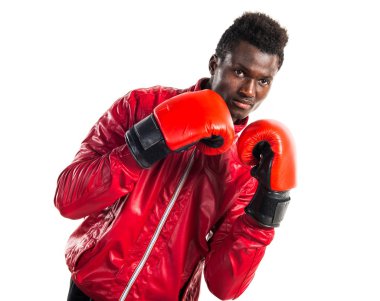 Boks eldivenleri ile siyah adam