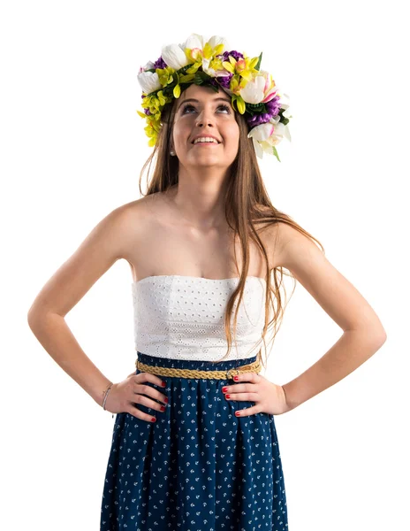 Chica con corona de flores mirando hacia arriba — Foto de Stock