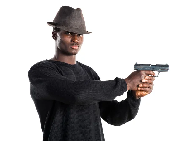 Homem negro segurando uma pistola — Fotografia de Stock